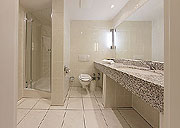 Gro&szlig;z&uuml;giges Bad mit Dusche in der Ferienwohnung in Binz auf R&uuml;gen